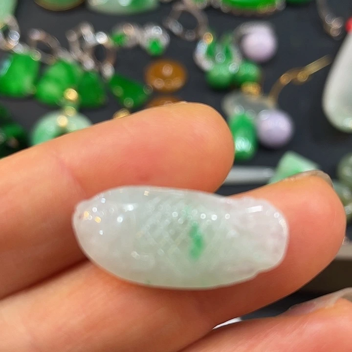 翡翠未镶嵌颈饰年年有余