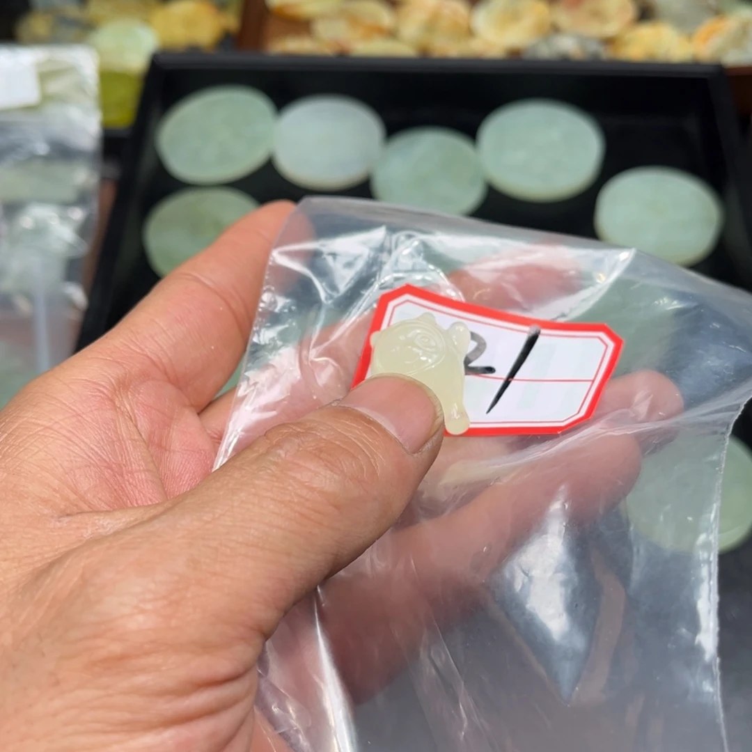 蛇纹石玉颈饰合金张**来