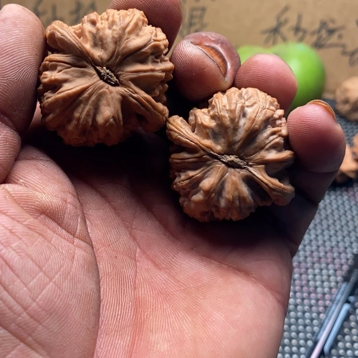 吊坠文玩核桃白狮子球体文玩核桃把件