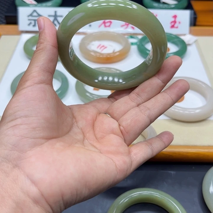 未镶嵌手镯石英质玉覆****姐