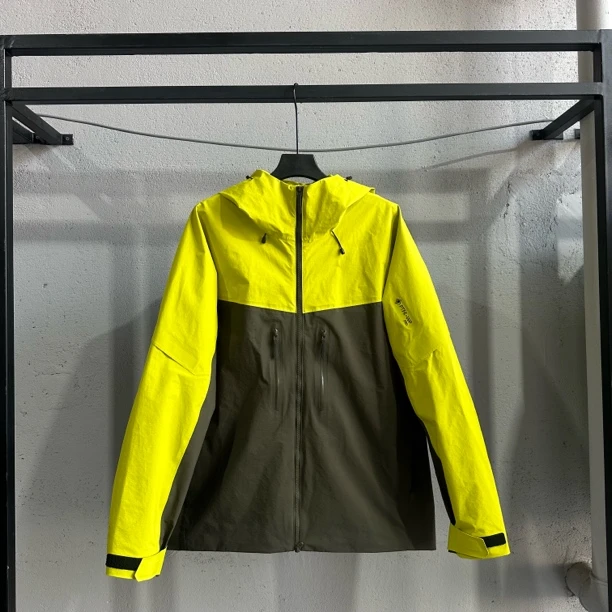 高端户外冲锋衣轻量防风防水夹克常规运动