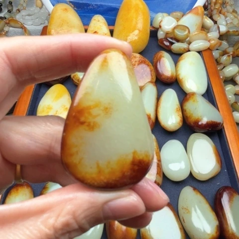 和田玉颈饰未镶嵌今**悔