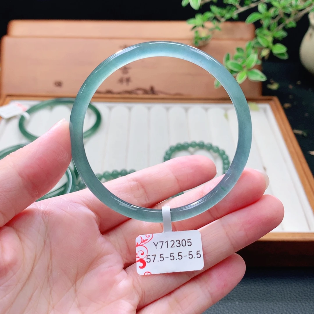 翡翠未镶嵌手镯（圆镯）