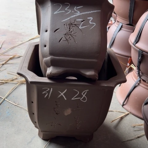 紫砂花盆紫砂处理4个。 2大2小