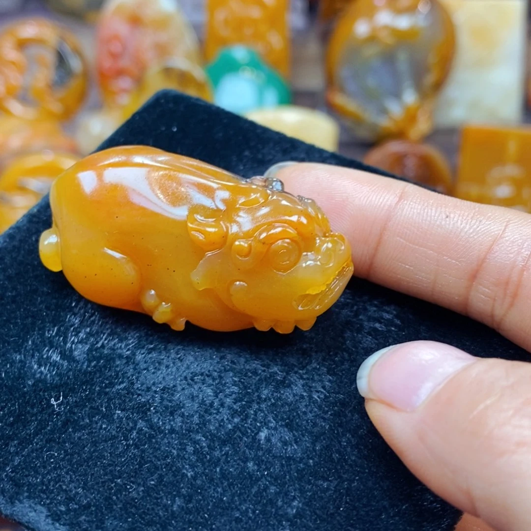 未镶嵌石英质玉（黄龙玉）颈饰