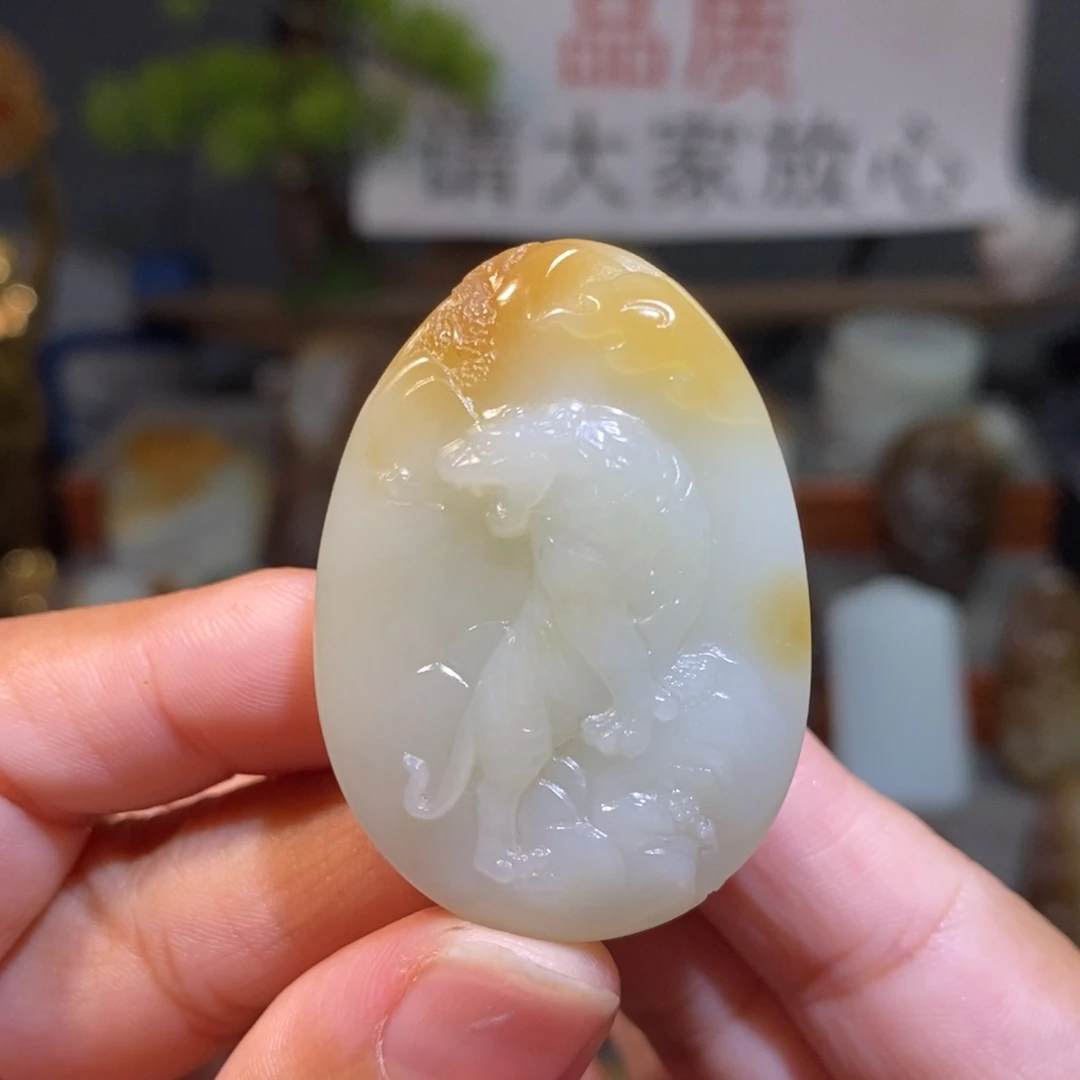 颈饰未镶嵌和田玉（糖玉）上山虎