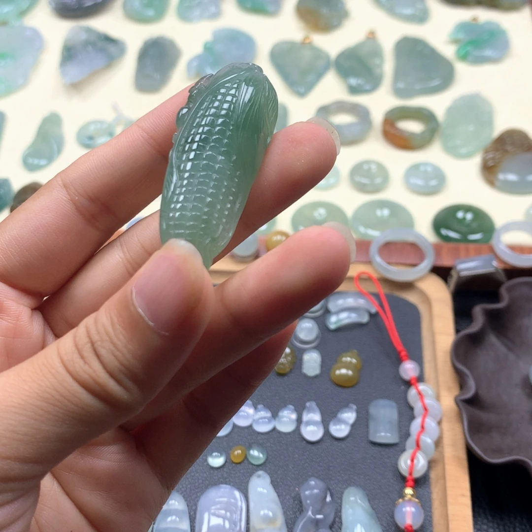 翡翠未镶嵌颈饰玉米