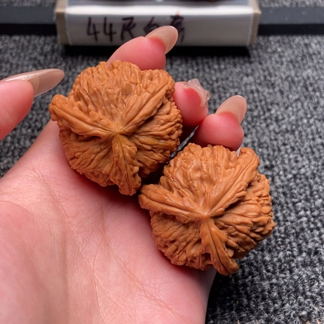 偉***偉木质类白狮子正奔