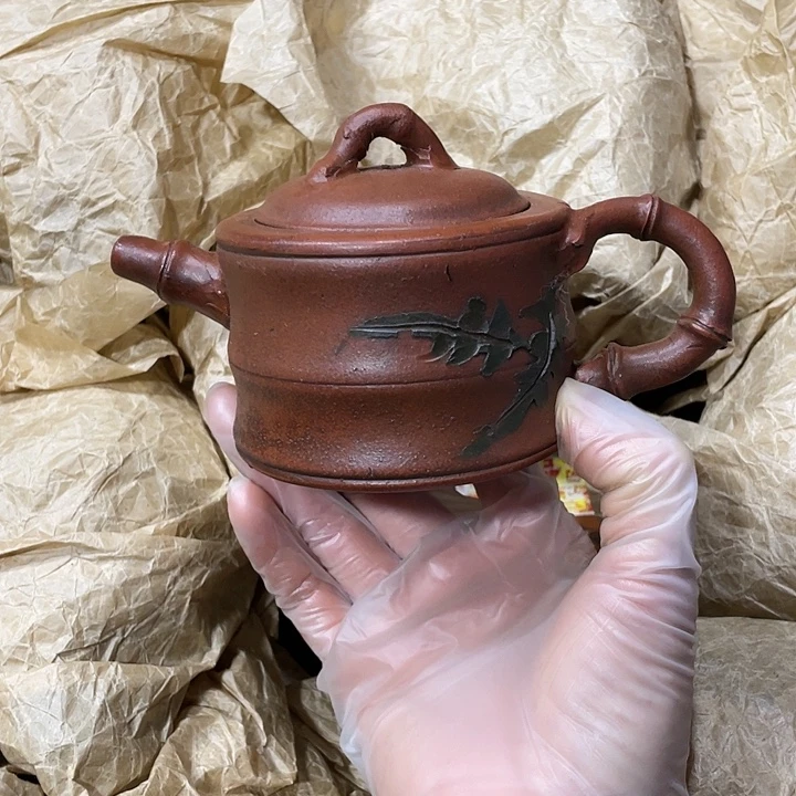 茶壶紫砂矿泥料，手工制作的一把紫砂壶。