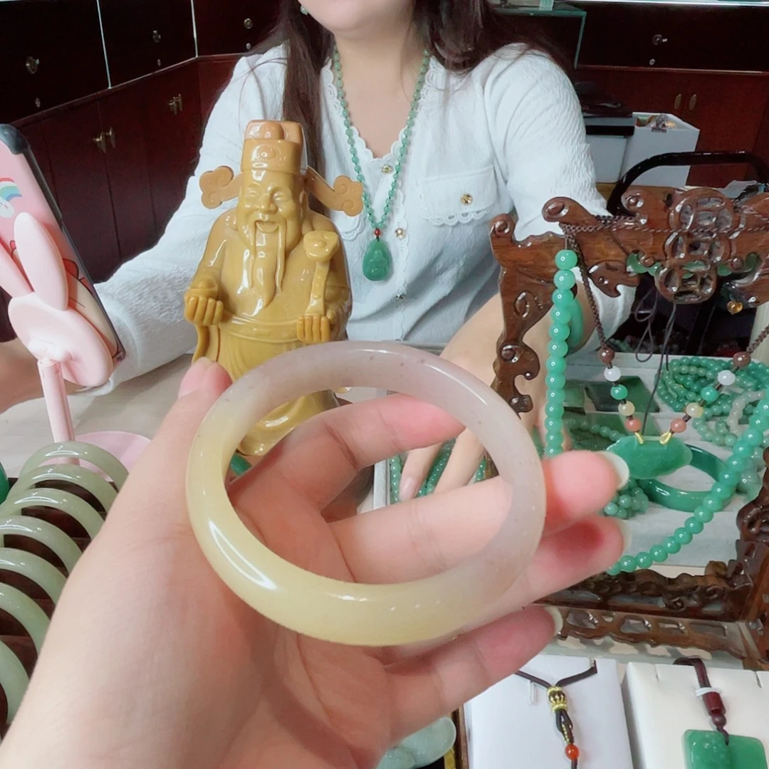 颈饰未镶嵌密玉（石英质玉）58……