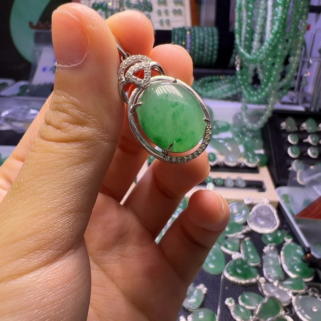 石英质玉（非洲翠）未镶嵌颈饰