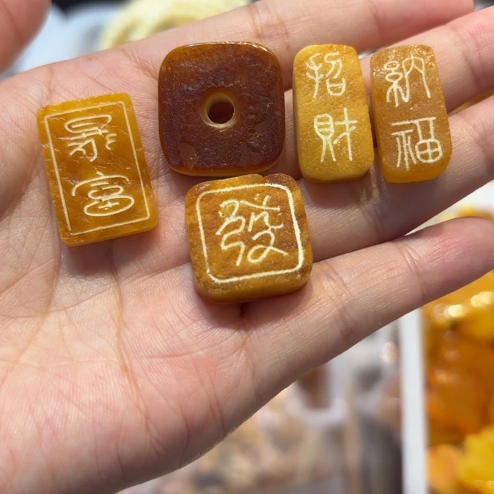 琥珀未镶嵌颈饰蜜蜡