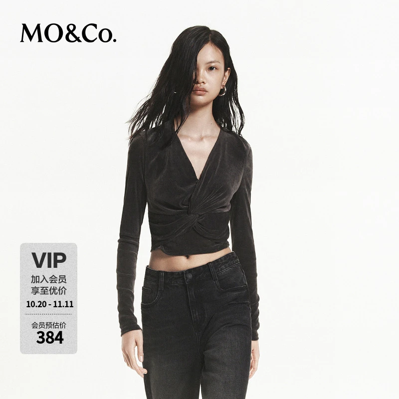 MOCO秋法式V领扭结立裁短款收腰植绒光感上衣MBD3TOP011
