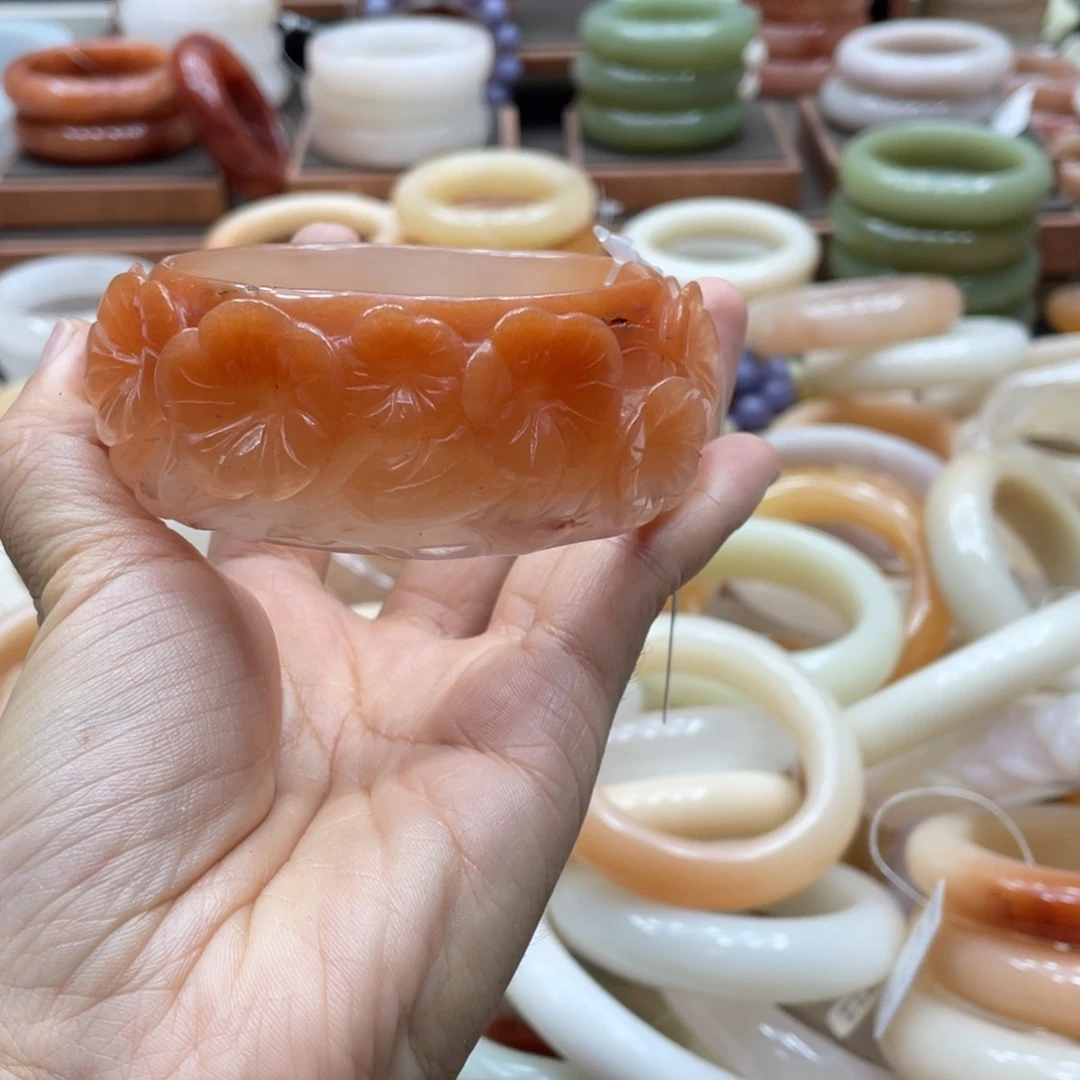 拜***"未镶嵌手镯石英质玉