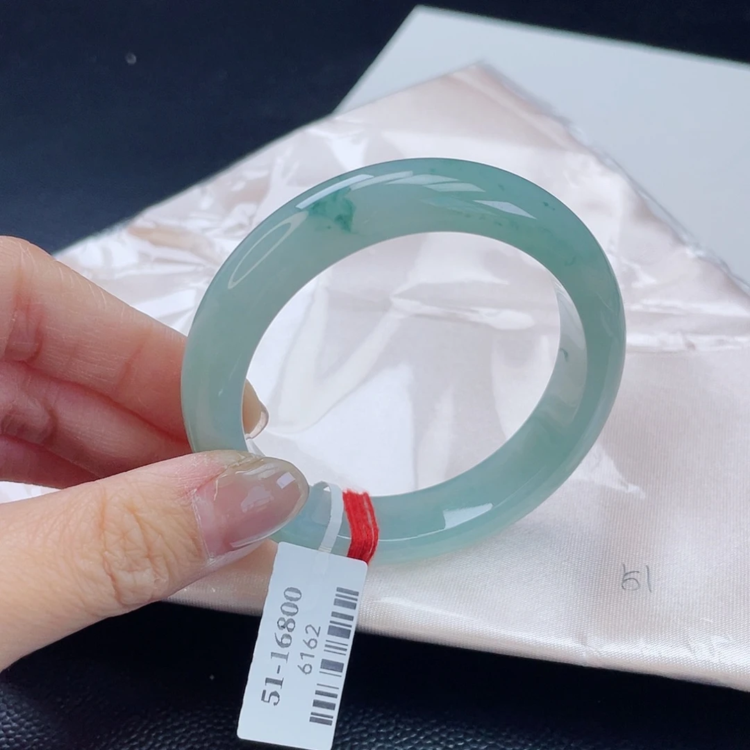 翡翠手镯未镶嵌翡翠