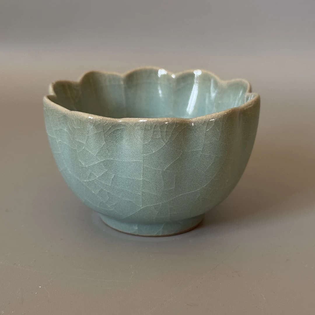 品相完整釉水一流的龙泉窑青釉花口茶盏