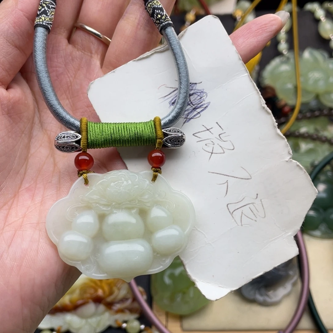 蛇纹石玉颈饰未镶嵌