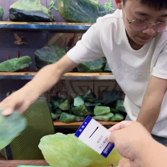 蛇纹石玉未镶嵌原石根****。