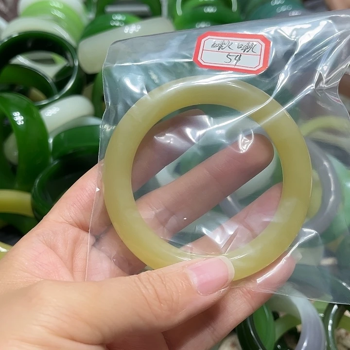 啾***啾未镶嵌手镯和田玉