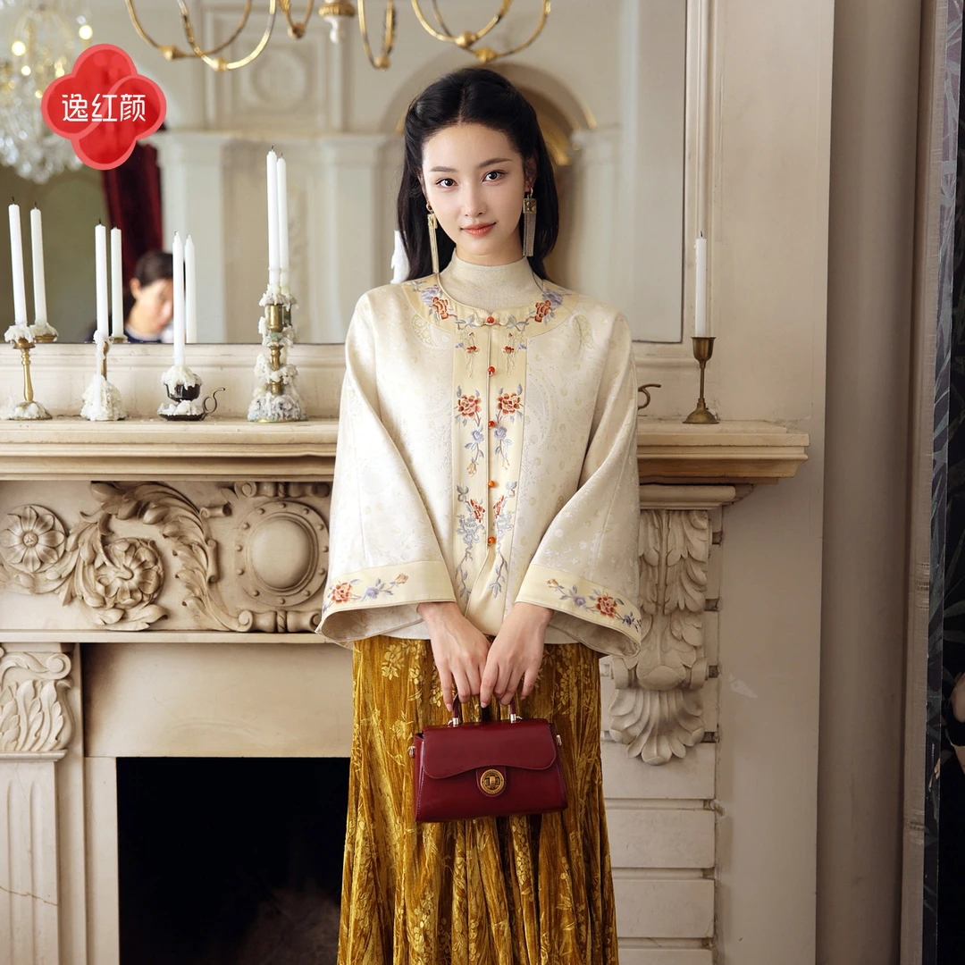 逸红颜琉光2025冬新品博物馆典藏宫灯刺绣新中式织锦缎棉服外套女