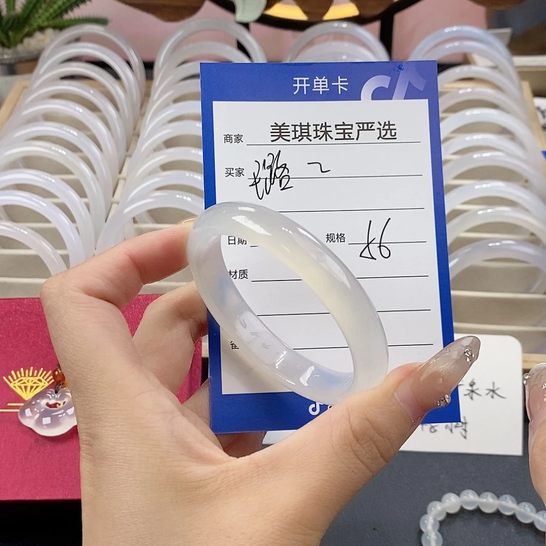 玛瑙/玉髓手镯未镶嵌璐*?