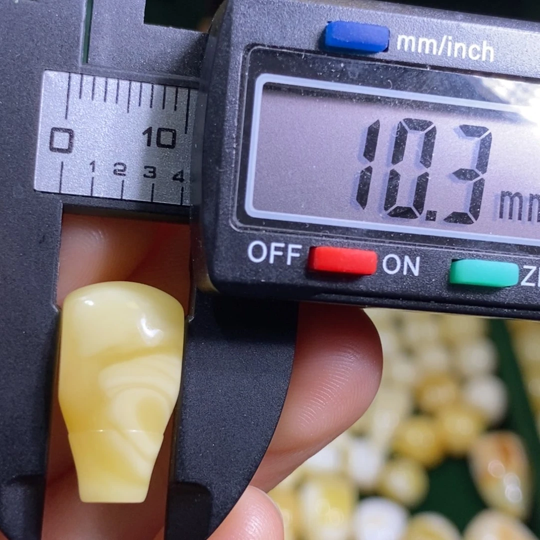 林****蜜蜡未镶嵌裸石微瑕