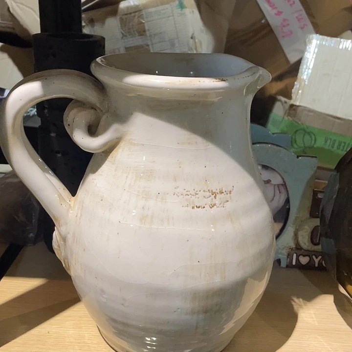 陶瓷花瓶，摆件部分微瑕。