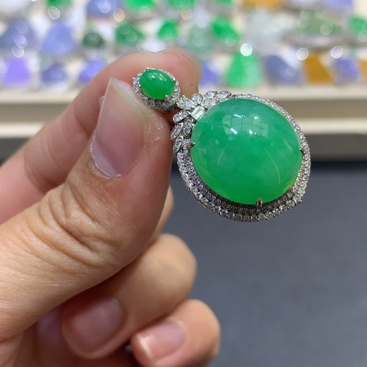 翡翠颈饰18K金镶嵌翡翠