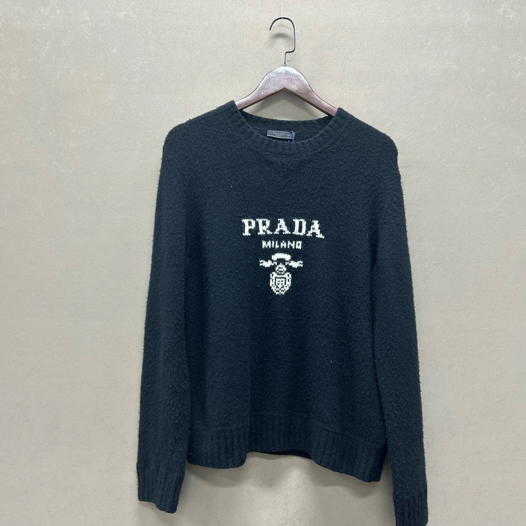 95新 Prada/普拉达 Prada普拉达 黑色标语毛衣48码00933