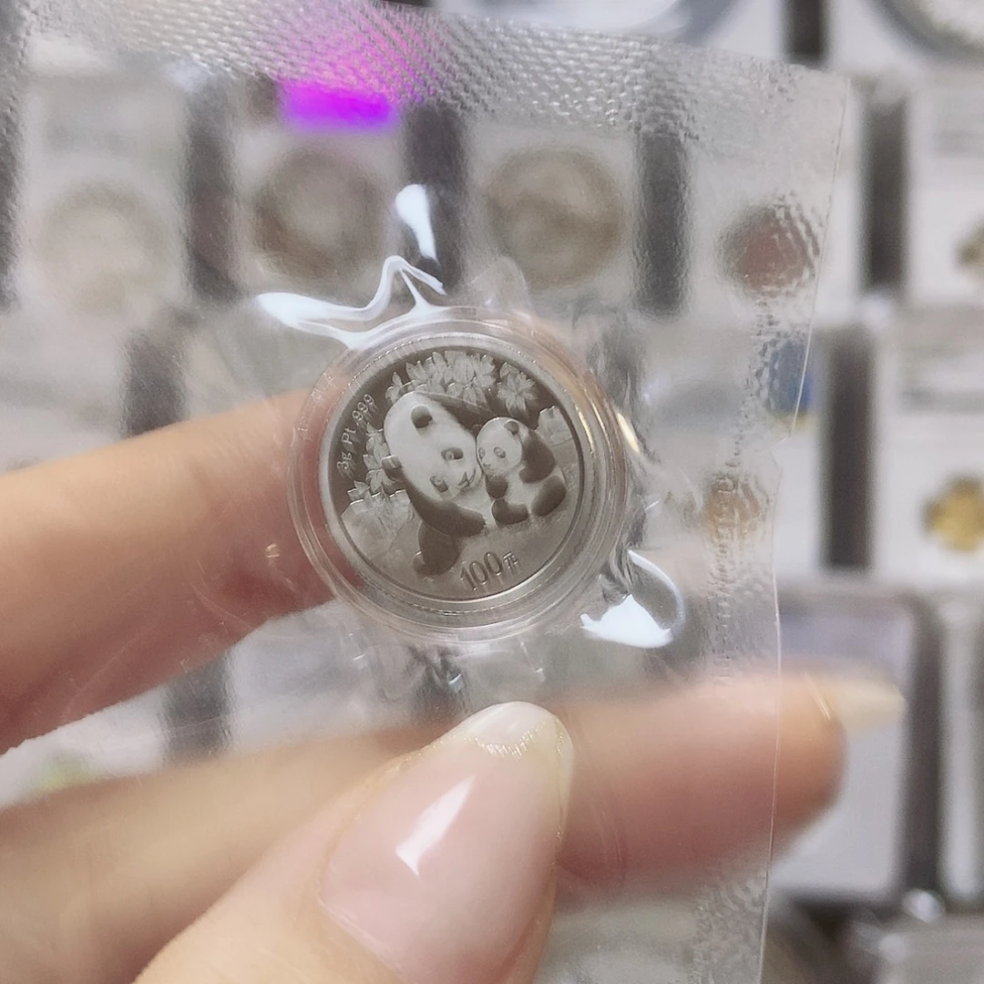 纯铂24年铂金熊猫3克原盒证