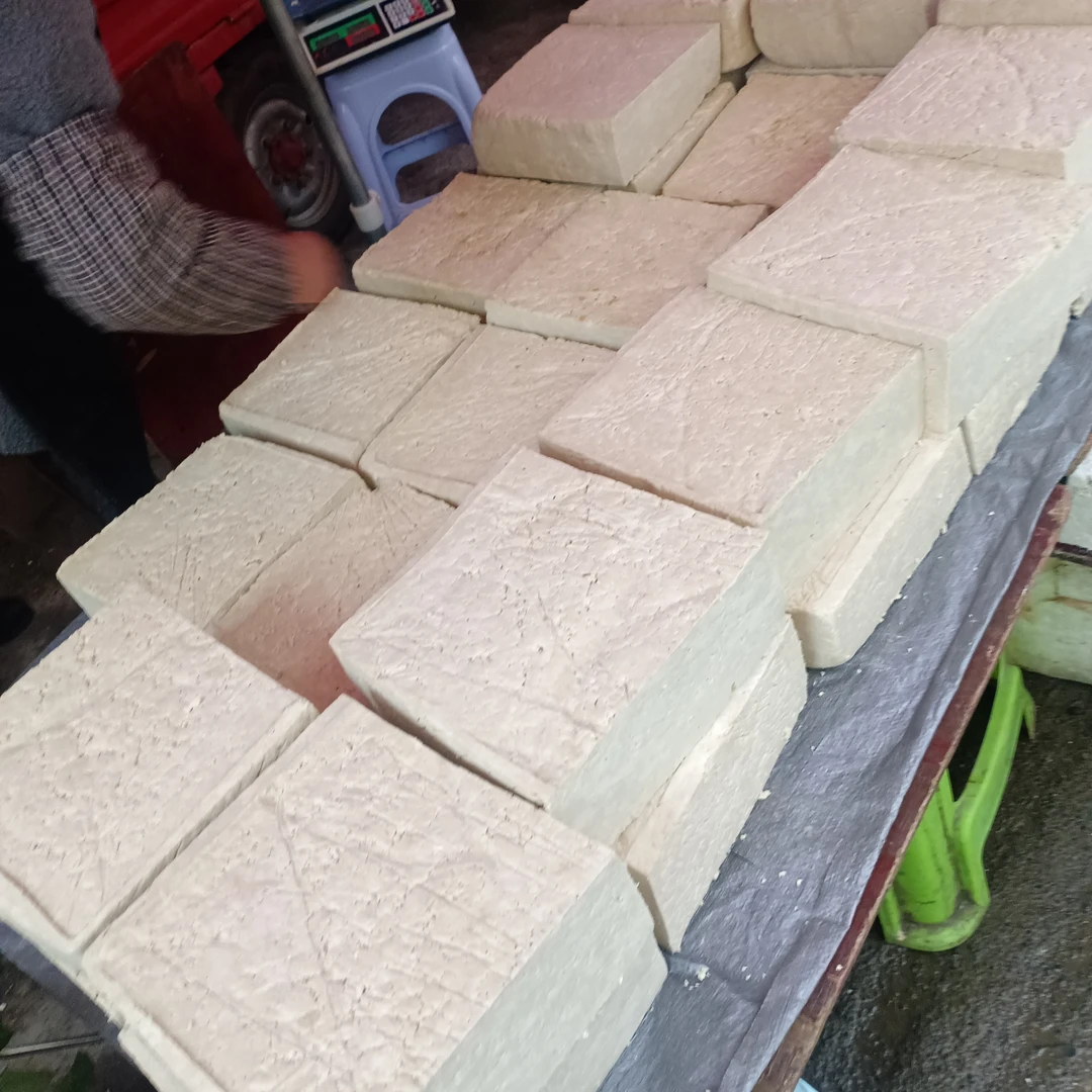 贵州老人自做酸汤豆腐