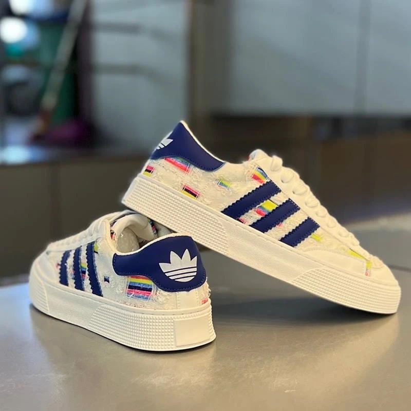 男鞋2025冬季新款低帮厚底时尚百搭板鞋布面透气三道杠潮流休闲鞋