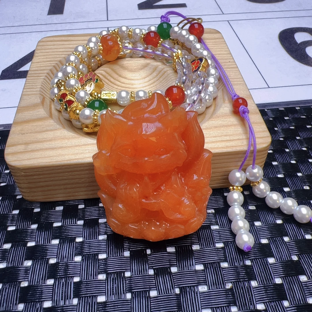 天然黄龙玉精美许愿九尾狐吊坠