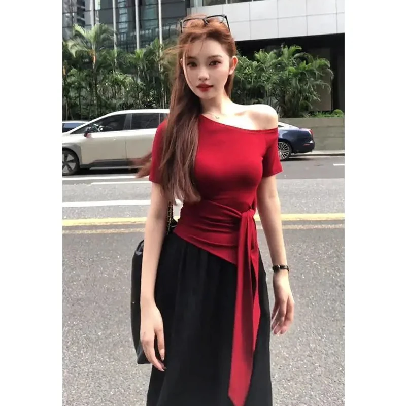 红色不规则斜肩短袖T恤女夏季独特漂亮掐腰收腰绑带辣妹露肩上衣