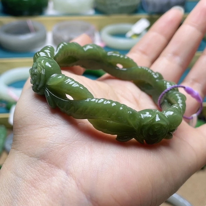 和田玉手镯60圈口。编号118未镶嵌