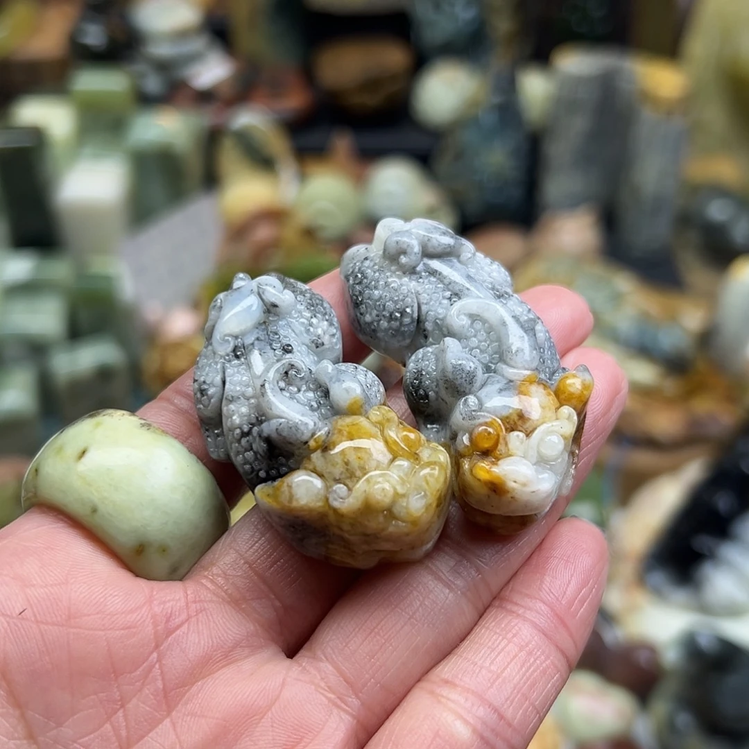岫玉未镶嵌颈饰花玉俏色貔貅一对