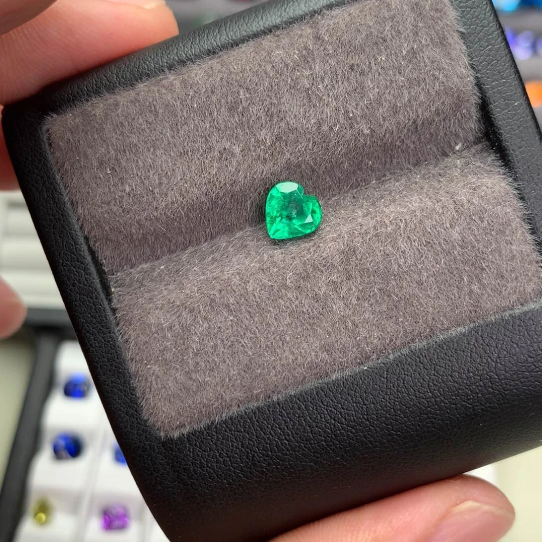 裸石未镶嵌祖母绿?***0.96卡