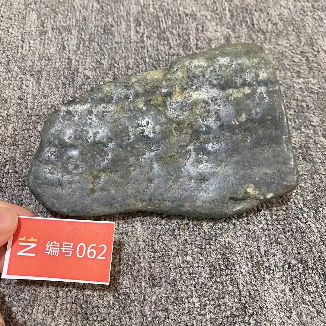 新疆玉料原石发一件编号062
