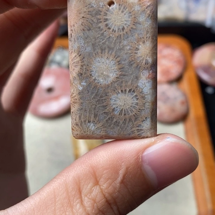 硅化玉颈饰未镶嵌郝*子