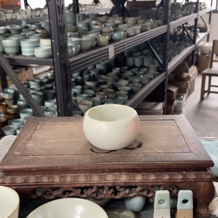 摆件月白手拉鼓型杯