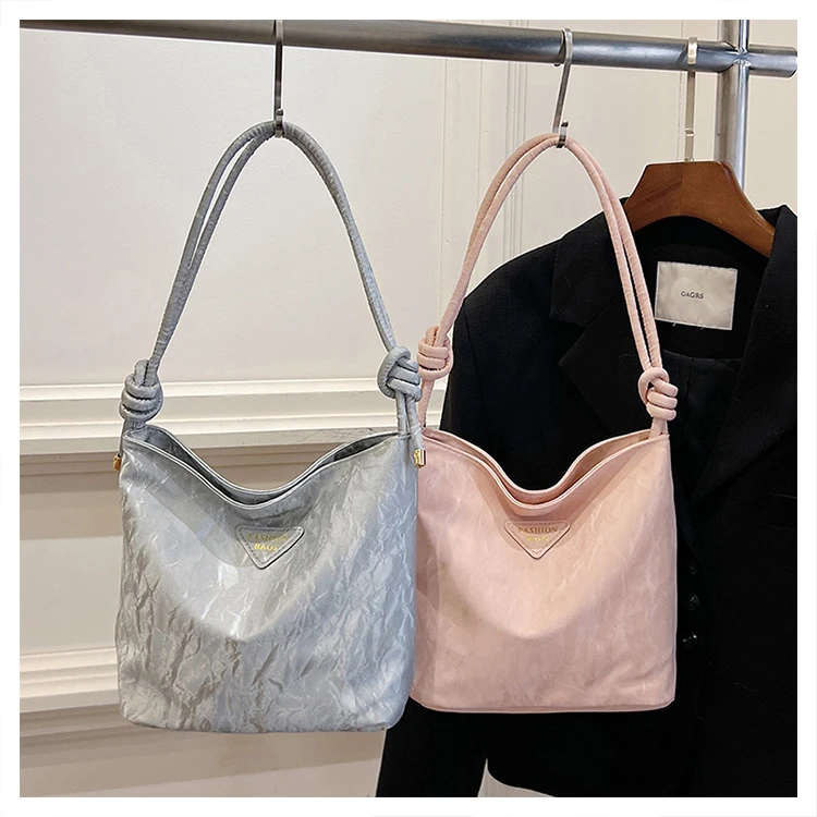 绘绘兔2025通勤纯色防水斜挎包单肩包简约饺子包甜辣风韩系水桶包