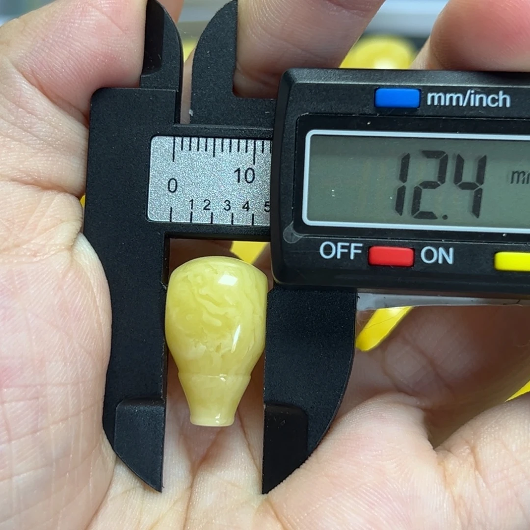裸石琥珀未镶嵌三通
