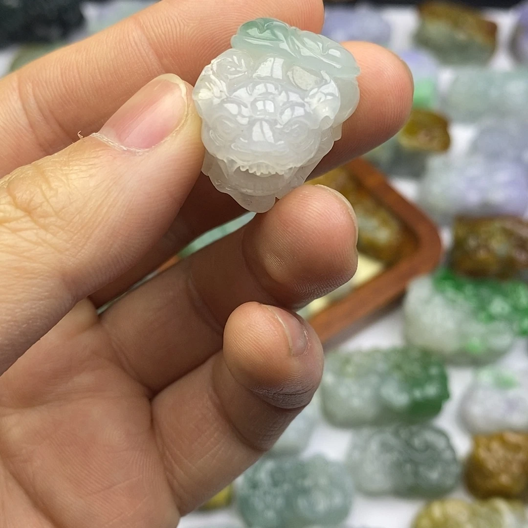 翡翠未镶嵌颈饰貔貅