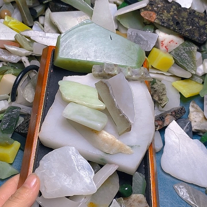 透闪石质玉未镶嵌颈饰用****5