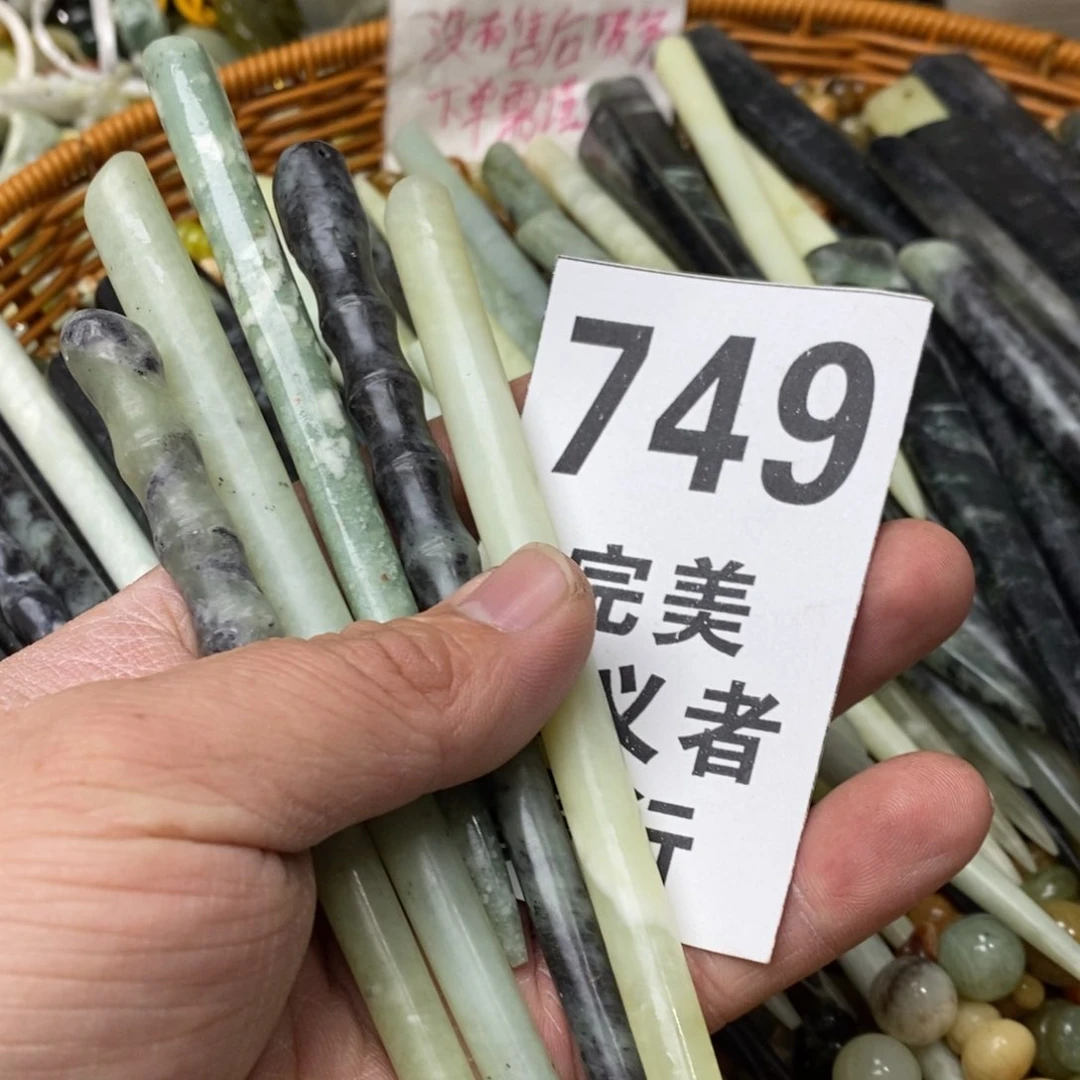 蛇纹石玉挂坠未镶嵌
