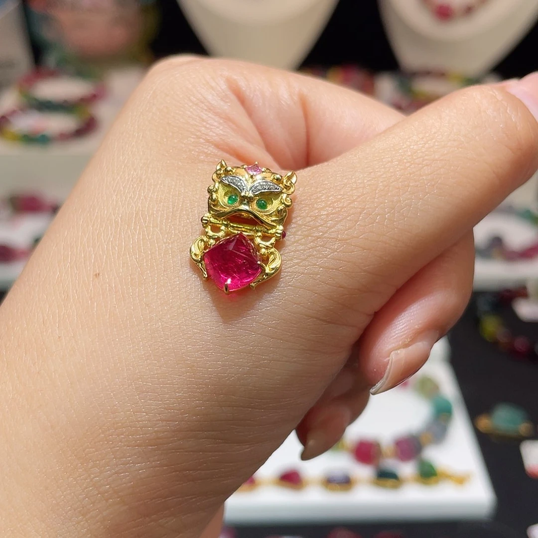 18K金镶嵌颈饰碧玺在**主碧玺吊坠