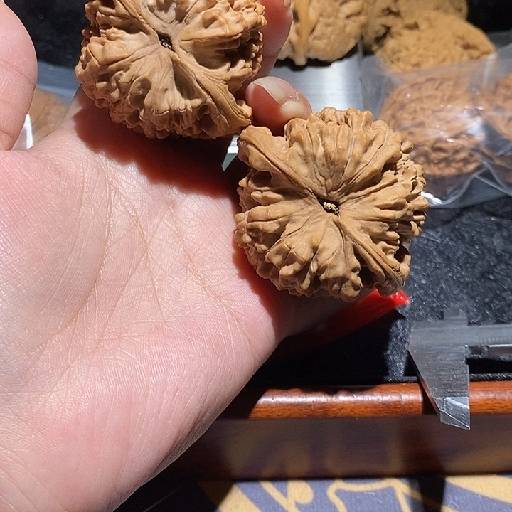 山***腾文玩核桃把件有黄