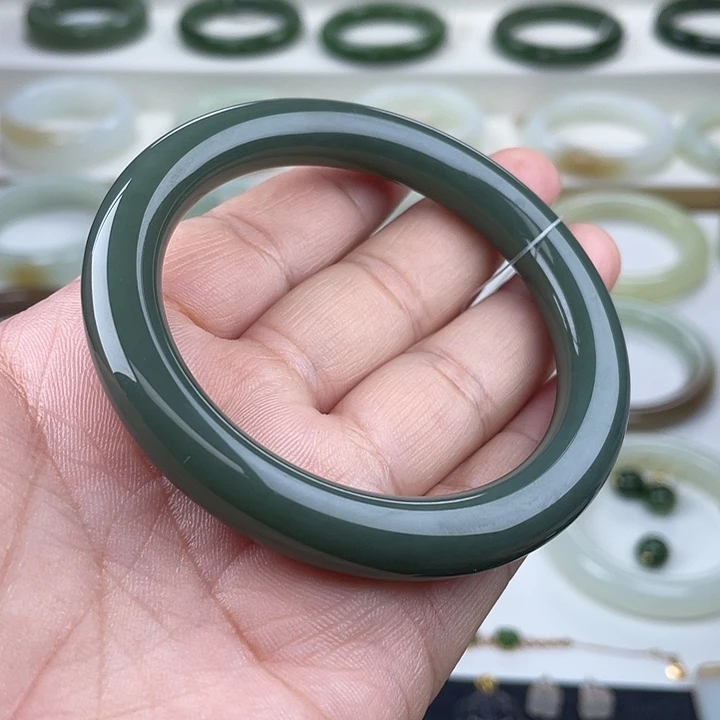 和田玉未镶嵌手镯