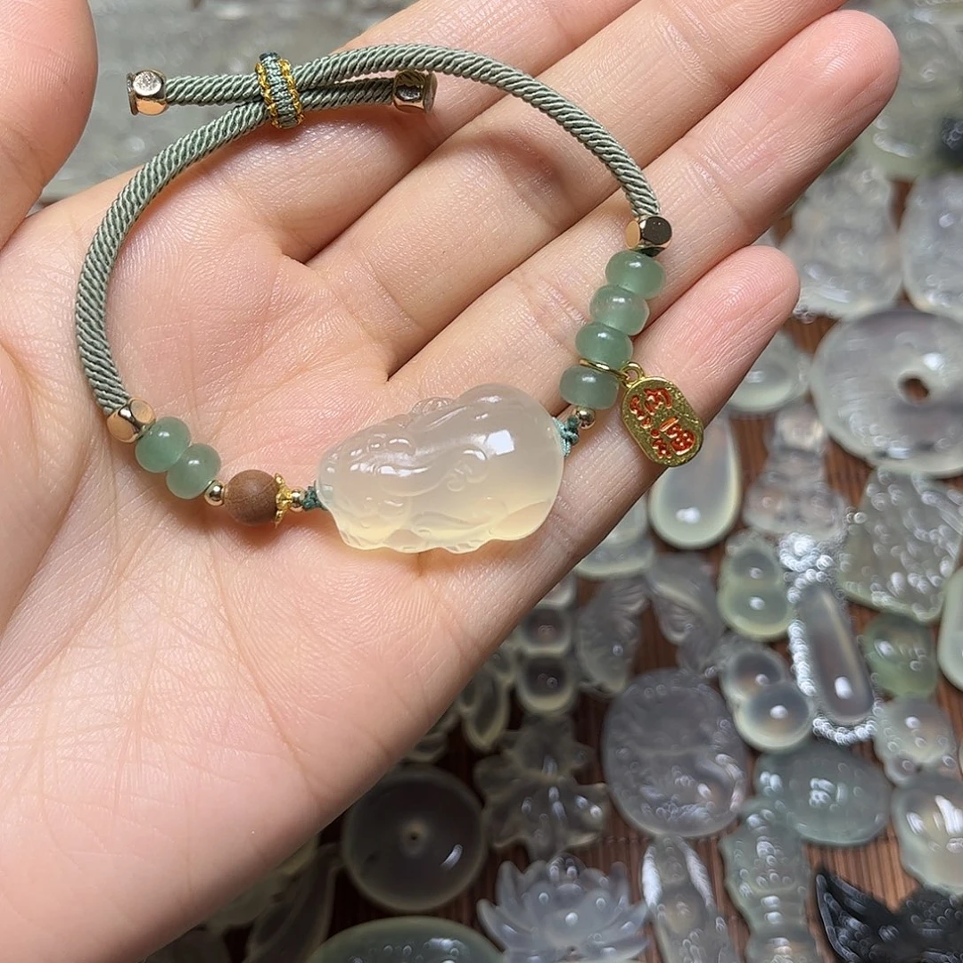 岫玉未镶嵌颈饰吊坠