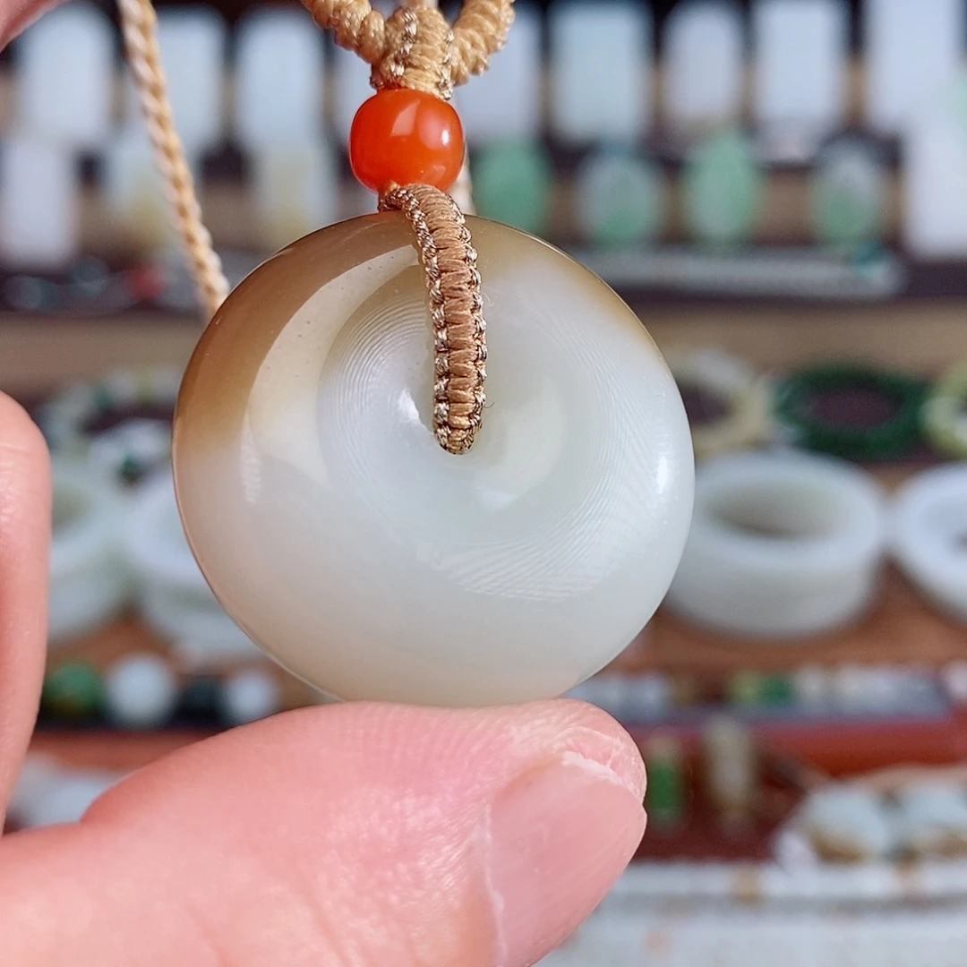 和田玉未镶嵌颈饰29.8*12.4金山平安扣、藏物